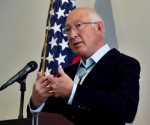 Ken Salazar celebra contrato para fortalecer seguridad México-EU