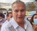 Entregan peticiones a secretario de Salud