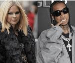 Tyga demuestra su amor a Avril Lavigne con un collar de diamantes