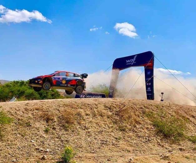 Disfrutan aficionados el famoso Brinco en el Rally México