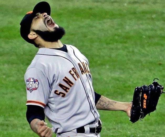 Firma Sergio Romo con Giants y alista su retiro