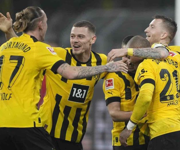 Dortmund renueva esperanzas de ganar el título con victoria