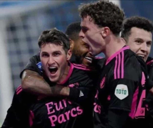 Santiago Giménez y Edson Álvarez brillan con gol en clásico Ajax vs Feyenoord