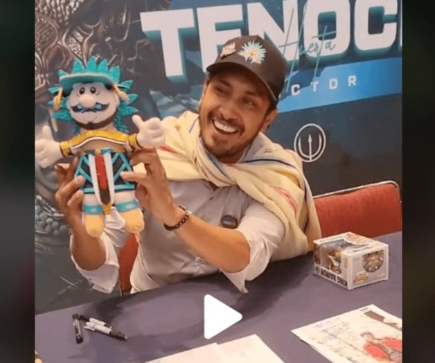 Tenoch Huerta recibe Dr. Simi personalizado en la Mole Convention