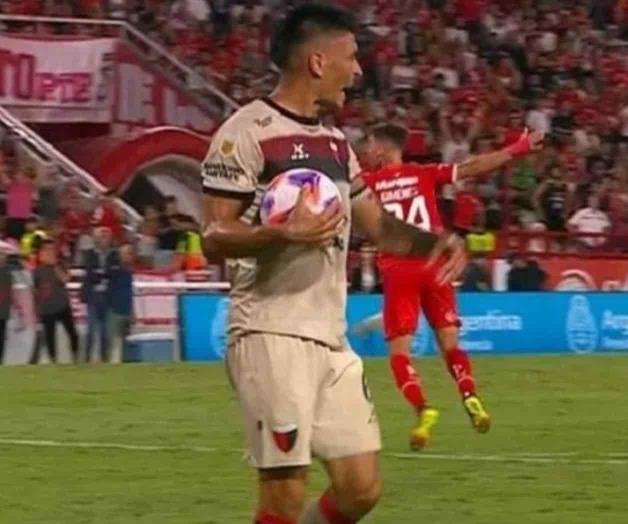 Exjugador del América comete penal al agarrar el balón con las manos
