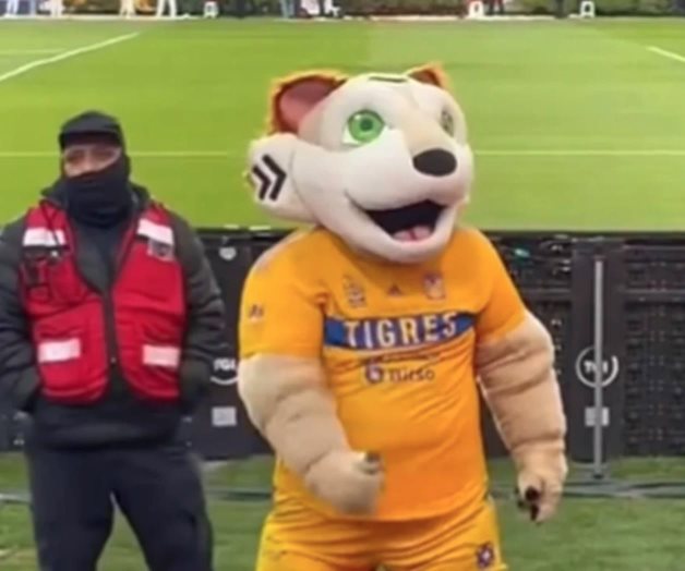 Botarga de Tigres realiza gesto obsceno a la afición de Rayados Botarga de Tigres realiza gesto obsceno a la afición de Rayados