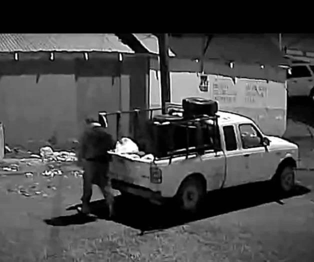 Graban en video a ladrón de tambos de basura