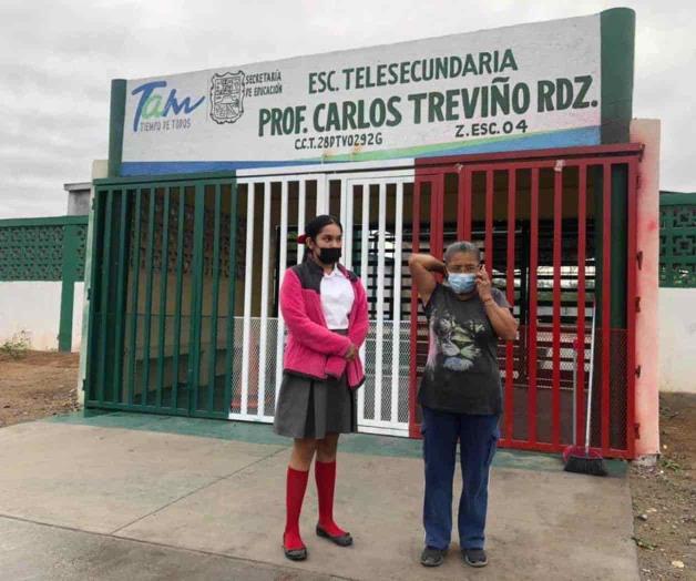 Llorando pide a escuela permita ingresar a nieta