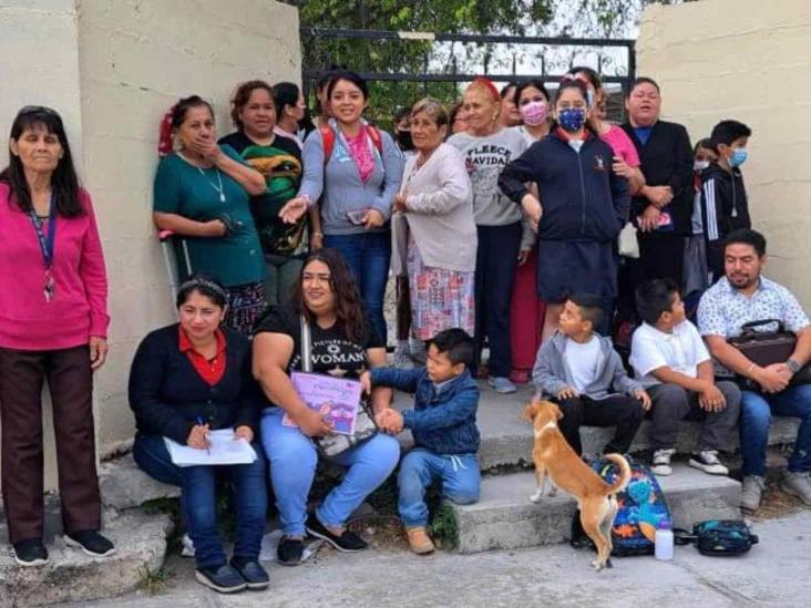 Cierran escuela padres de familia Cierran escuela padres de familia