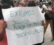 Exigen becas; protestan frente a presidencia municipal de Reynosa