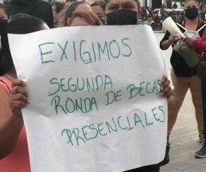 Exigen becas; protestan frente a presidencia municipal de Reynosa