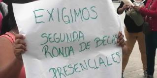 Exigen becas; protestan frente a presidencia municipal de Reynosa