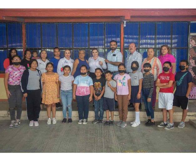 Entrega alcaldesa apoyos a estudiantes Entrega alcaldesa apoyos a estudiantes