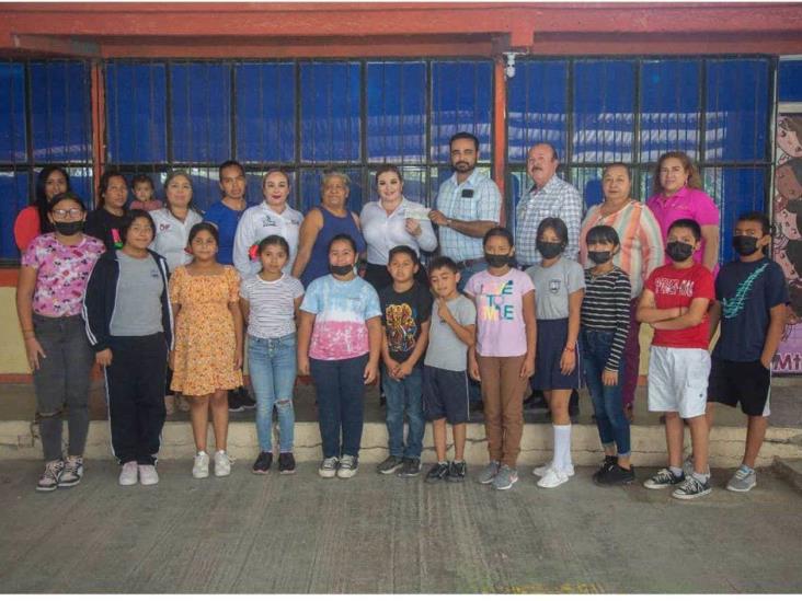 Entrega alcaldesa apoyos a estudiantes Entrega alcaldesa apoyos a estudiantes