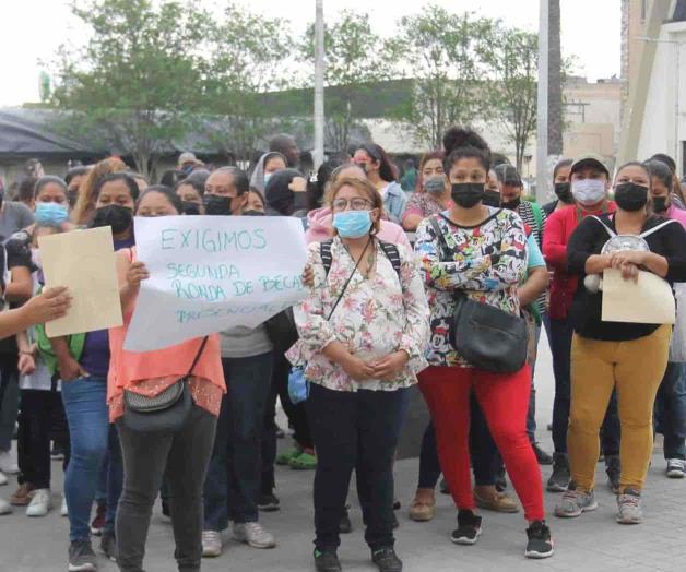 Acusan fraude en becas: encaran a alcalde madres de familia enojadas Acusan fraude en becas: encaran a alcalde madres de familia enojadas