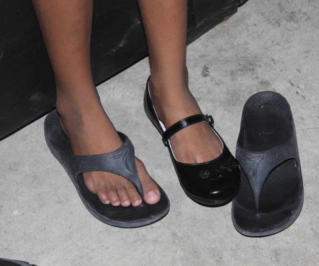 Apoyan Leones a niños con zapatos Apoyan Leones a niños con zapatos