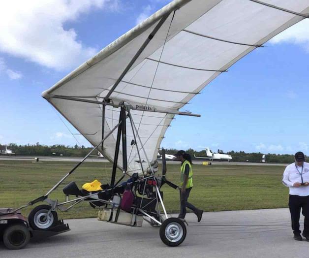 Dos migrantes cubanos vuelan a EEUU en ala delta motorizada