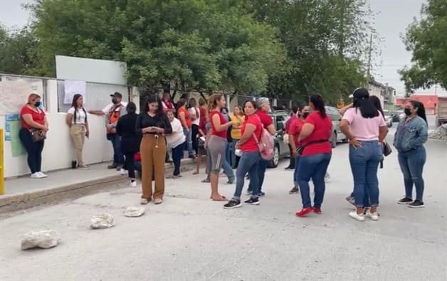 Exigen padres de familia restitución de maestra suspendida Exigen padres de familia restitución de maestra suspendida