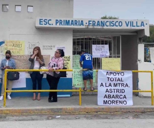 Exigen padres de familia restitución de maestra suspendida Exigen padres de familia restitución de maestra suspendida