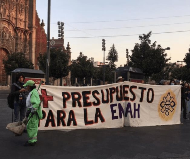 Estudiantes y trabajadores de la ENHA protestan en Palacio Nacional