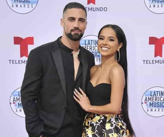 Confirma prometido de Becky G que le fue infiel