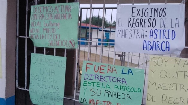 Exigen padres de familia restitución de maestra suspendida Exigen padres de familia restitución de maestra suspendida