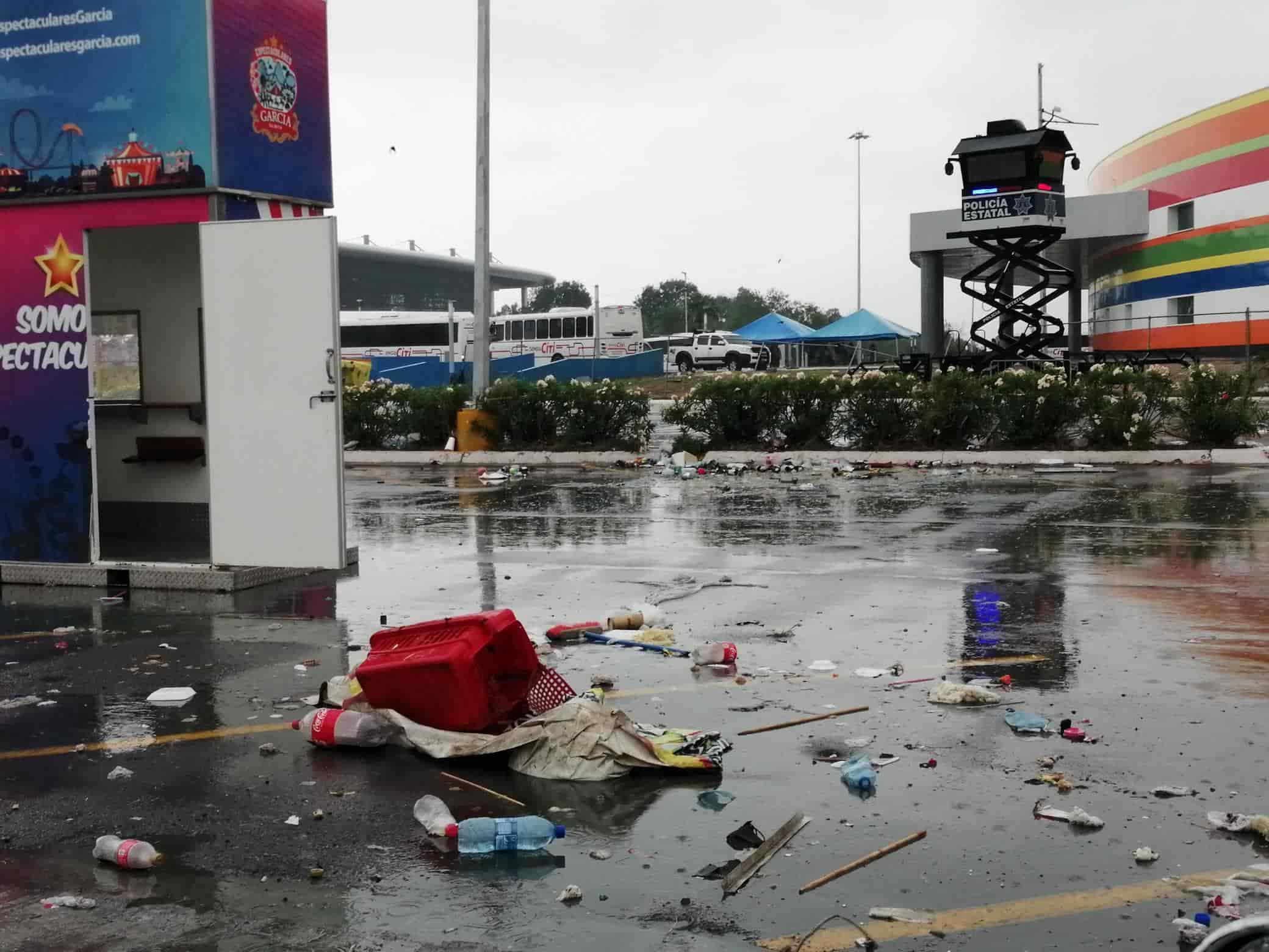 Restos de comida inconclusa, comprada el fin de semana, se pudre en el área.