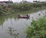 Cae camioneta al canal Guillermo Rodhe a la altura de la colonia Riveras del Carmen en #Reynosa