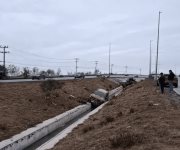 Conductor termina embarcado al perder el control del volante en el libramiento a Monterrey.