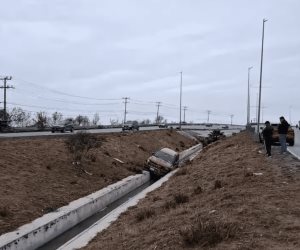 Conductor termina embarcado al perder el control del volante en el libramiento a Monterrey.