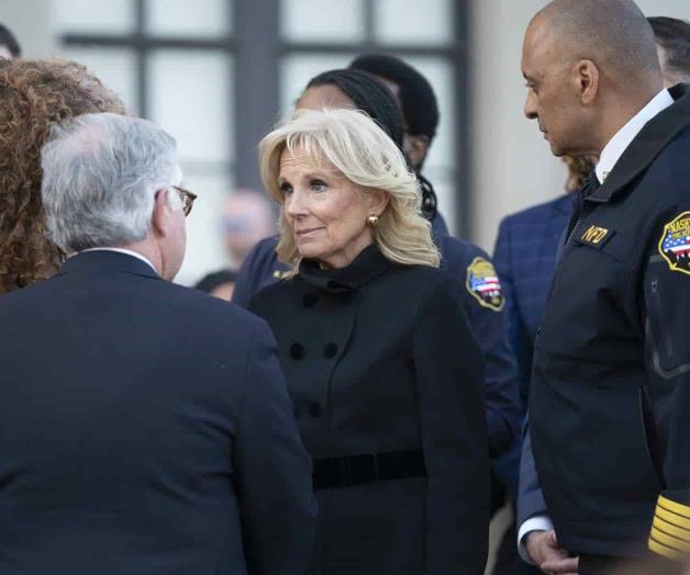 Honran en vigilia con velas a las 6 víctimas