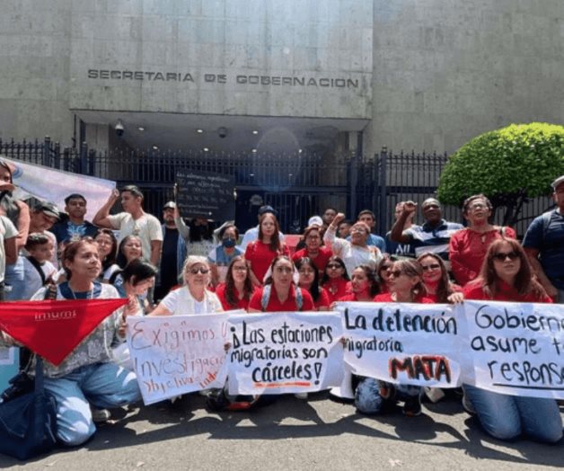 Migrantes y activistas protestan frente a Segob