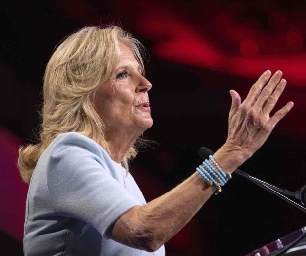 Asiste a una vigilia con velas esposa de Biden