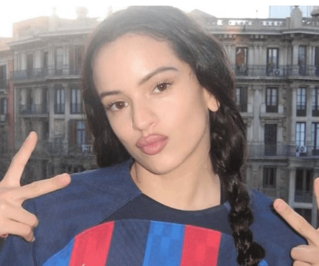 Rosalía posa junto a Rauw Alejandro con vestido rojo transparente