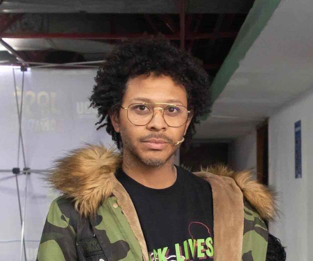 Por escándalo, sale de obra de teatro