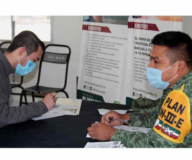 Entrega Ejército cartillas militares liberadas