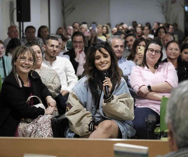 Promueve libro de su abuela