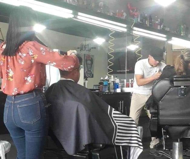 Joven estilista aporta su granito de arena social Joven estilista aporta su granito de arena social