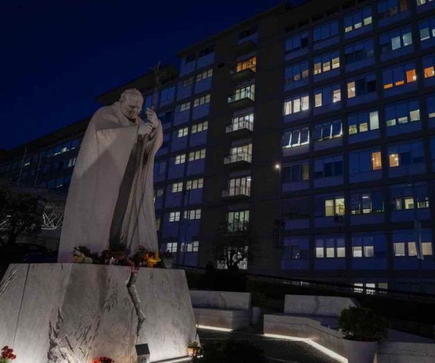 El papa mejora de forma progresiva en el hospital