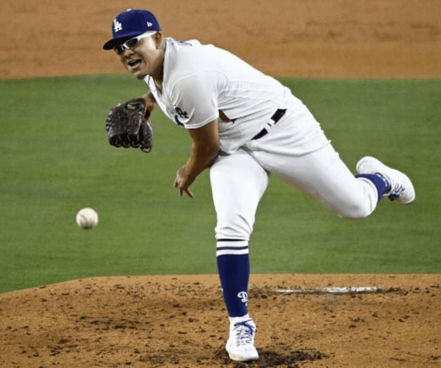 Julio Urías consigue su primera victoria de la temporada