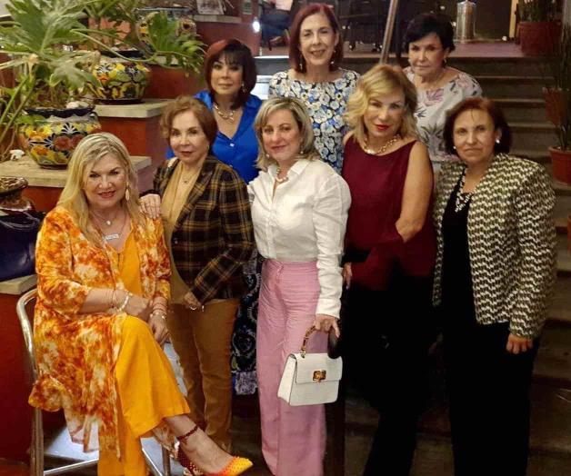 La festejan entre amigas