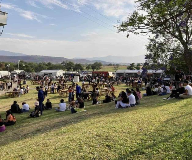 Llegan miles de fans a la Arena VFG para ver a Billie Eilish 