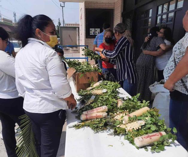 Acuden fieles a templos a celebrar Domingo de Ramos Acuden fieles a templos a celebrar Domingo de Ramos
