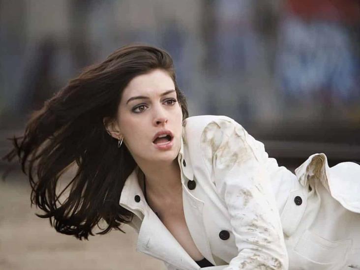 Para campaña Versace Icons elige Donatella a Anne Hathaway