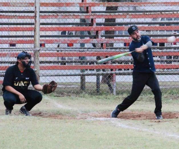 Conviven jugando softbol Conviven jugando softbol