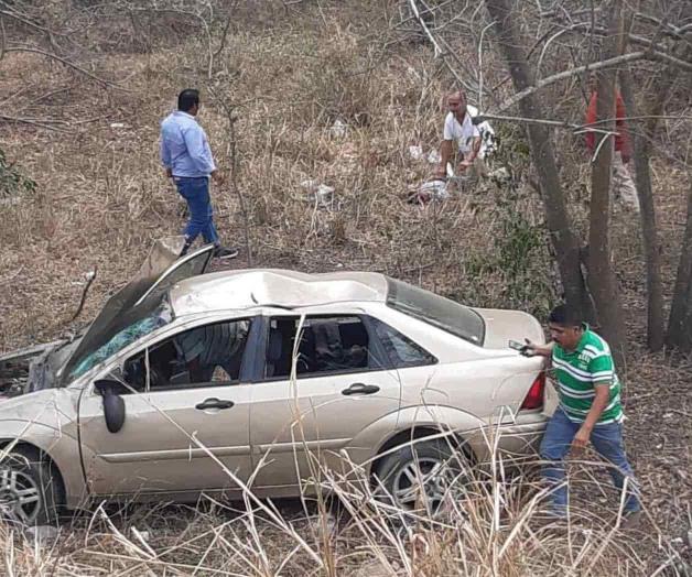 Muere joven de 14 años al caer auto a un barranco