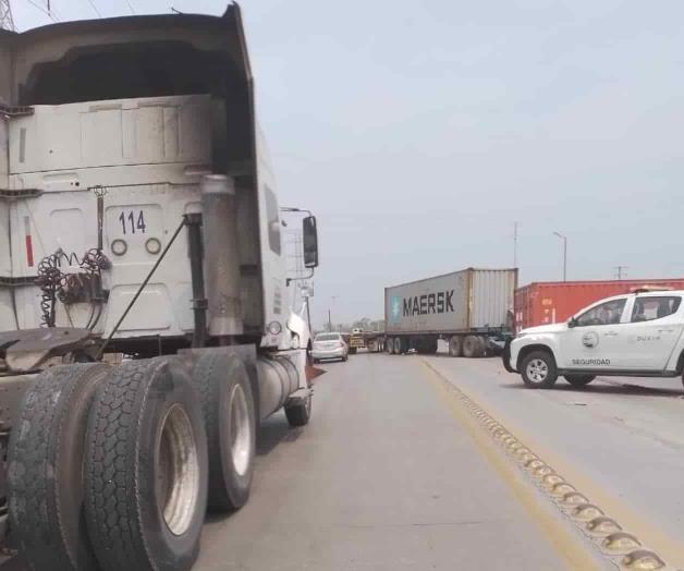 Vuelca tráiler en transitado bulevar y afecta circulación