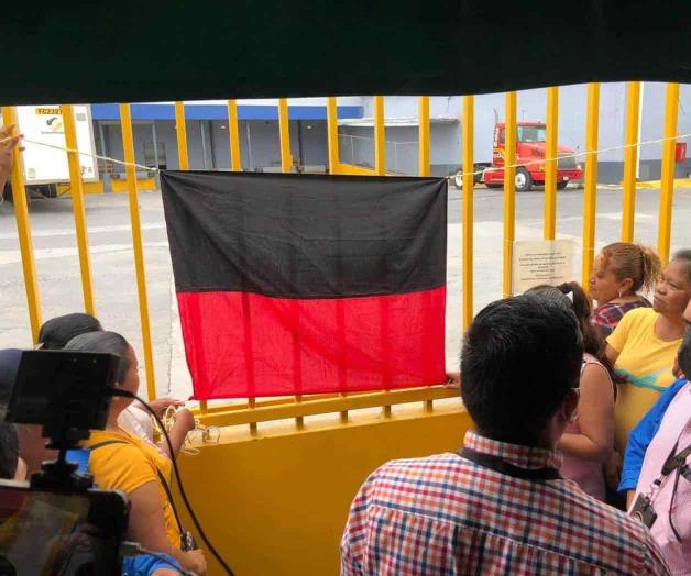 Cuelgan la bandera ‘rojinegra’ afuera de Componentes Universales