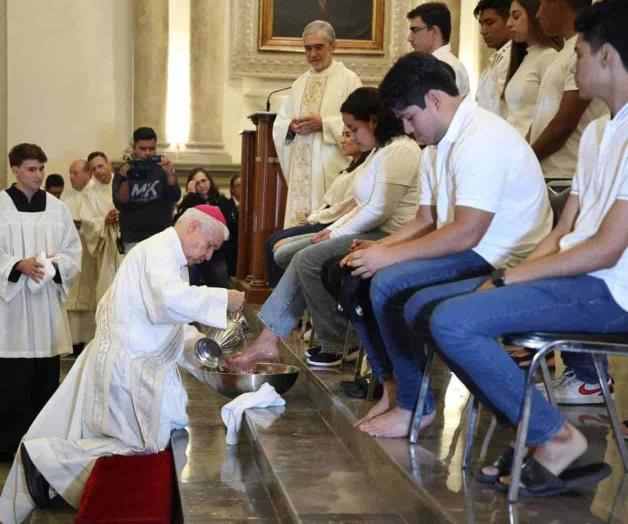 Lava Arzobispo regio pies a jóvenes