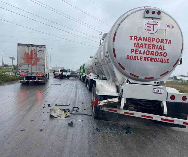 Pavimento mojado provoca accidente